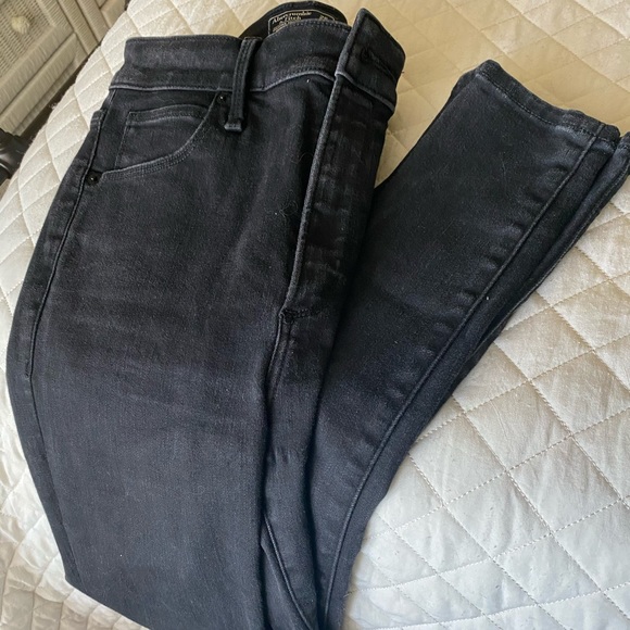 A&F High Rise Super Skinny Black Jeans - Picture 5 of 5